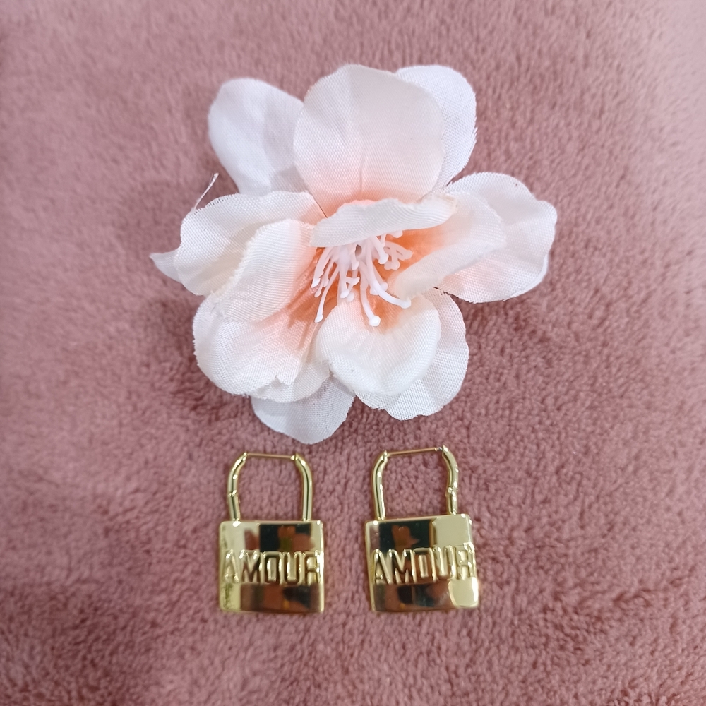 AMOUR Inscription • Gold Stainless Steel • Padlock-Style Thin Earrings
